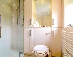 Tasteful top Floor Apartment Next to Gleneagles
