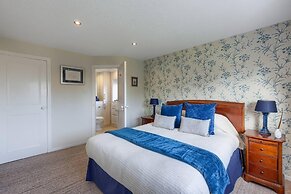 Tasteful top Floor Apartment Next to Gleneagles