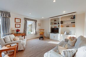 Tasteful top Floor Apartment Next to Gleneagles