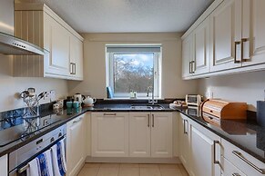 Tasteful top Floor Apartment Next to Gleneagles