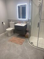 Modern 3-bed Apartment in Magherafelt Sleeps 8