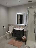 Modern 3-bed Apartment in Magherafelt Sleeps 8