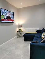Modern 3-bed Apartment in Magherafelt Sleeps 8