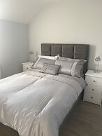 Modern 3-bed Apartment in Magherafelt Sleeps 8