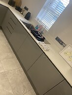 Modern 3-bed Apartment in Magherafelt Sleeps 8