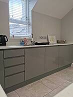 Modern 3-bed Apartment in Magherafelt Sleeps 8