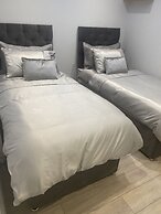 Modern 3-bed Apartment in Magherafelt Sleeps 8