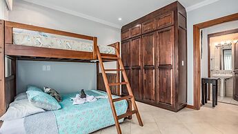 2BD Ocean-view Condo in Flamingo With Pool