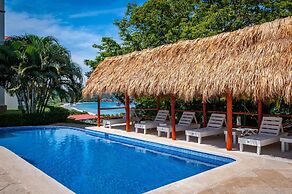 2BD Ocean-view Condo in Flamingo With Pool