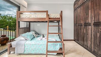 2BD Ocean-view Condo in Flamingo With Pool