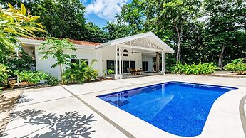 House and Apartment With Private Pool - Walk to Beach
