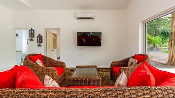House and Apartment With Private Pool - Walk to Beach