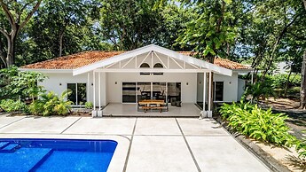 House and Apartment With Private Pool - Walk to Beach