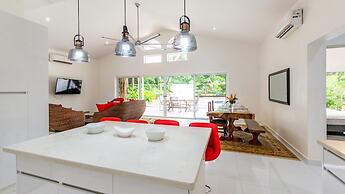 House and Apartment With Private Pool - Walk to Beach