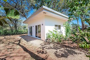 House and Apartment With Private Pool - Walk to Beach