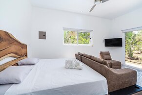 House and Apartment With Private Pool - Walk to Beach