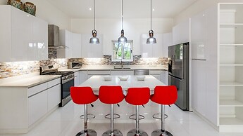 House and Apartment With Private Pool - Walk to Beach