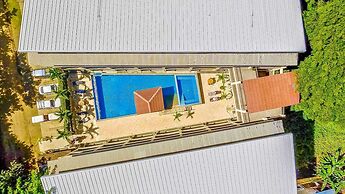 Bright, Airy 2BD Condo 3 Blocks From Beach