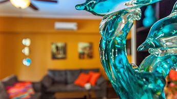 Bright, Airy 2BD Condo 3 Blocks From Beach