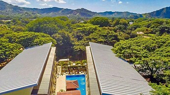 Bright, Airy 2BD Condo 3 Blocks From Beach