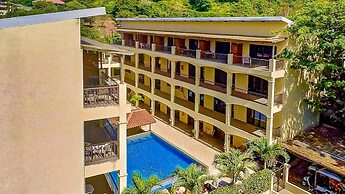 Bright, Airy 2BD Condo 3 Blocks From Beach