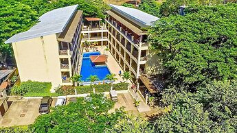 Bright, Airy 2BD Condo 3 Blocks From Beach