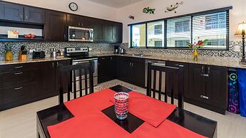 Bright, Airy 2BD Condo 3 Blocks From Beach