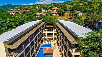 Bright, Airy 2BD Condo 3 Blocks From Beach