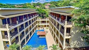 Bright, Airy 2BD Condo 3 Blocks From Beach