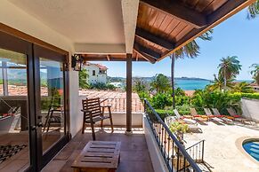 Luxury Ocean-view Flamingo Home With Pool, Apartment and Party Deck