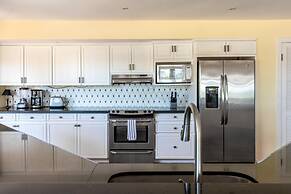 Luxury Ocean-view Flamingo Home With Pool, Apartment and Party Deck