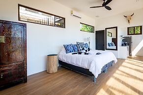 Luxury Ocean-view Flamingo Home With Pool, Apartment and Party Deck