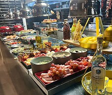 Anise, Aluma Hotel & Resort