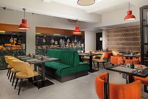 Anise, Aluma Hotel & Resort