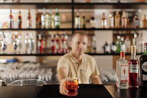 Anise, Aluma Hotel & Resort