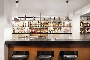 Anise, Aluma Hotel & Resort