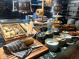 Anise, Aluma Hotel & Resort