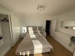 Modern 2 bed Apartment With sea Views