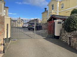 Modern 2 bed Apartment With sea Views