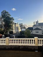 Modern 2 bed Apartment With sea Views