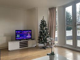 Modern 2 bed Apartment With sea Views