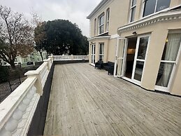 Modern 2 bed Apartment With sea Views