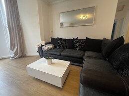 Modern 2 bed Apartment With sea Views