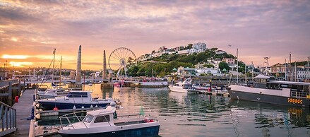 Modern 2 bed Apartment With sea Views