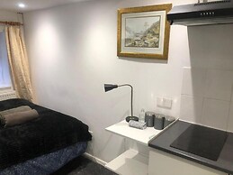 Onsite Cosy Practical Studio - in a Quite Area