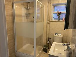 Onsite Cosy Practical Studio - in a Quite Area