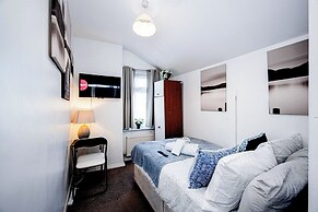 Gilling Villa Remarkable 4-bed House in Gillingham