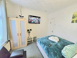 Gilling Villa Remarkable 4-bed House in Gillingham