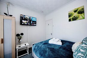 Gilling Villa Remarkable 4-bed House in Gillingham