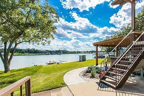 Waterfront 5 BR w/ Hot Tub Sleeps 13!